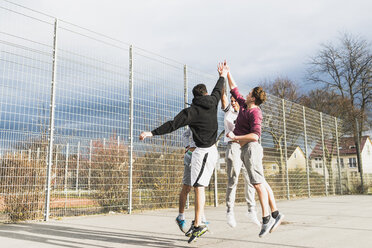 Junge Männer spielen Basketball - UUF006318