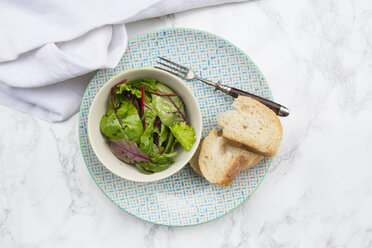 Schüssel mit gemischtem Salat und Weißbrotscheiben - LVF004364