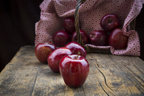 Rote Äpfel auf dunklem Holz - LVF004370