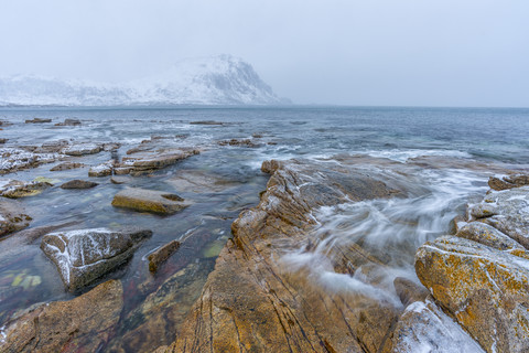 Norwegen, Lofoten, Hauckland Strand im Winter, lizenzfreies Stockfoto