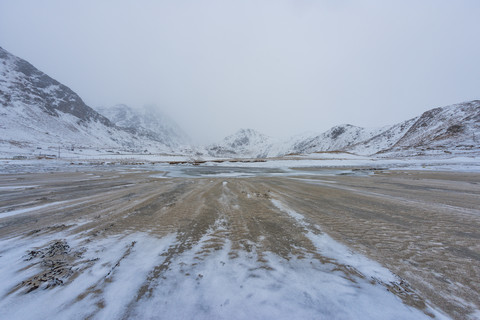 Norwegen, Lofoten, Landschaft im Winter, lizenzfreies Stockfoto