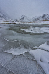 Norwegen, Lofoten, zugefrorener See im Winter - LOMF000169