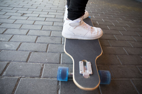 Man's feet on a longboard, close-up - ERLF000097