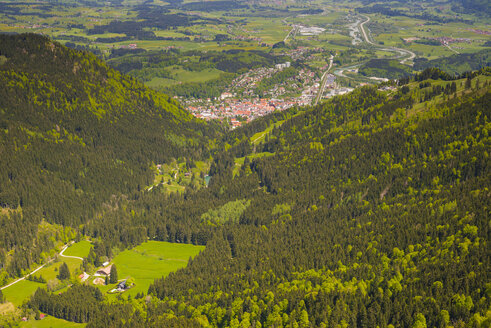 Deutschland, Bayern, Blick vom Mittagberg ins Steigbachtal mit Immenstadt im Hintergrund - WGF000809