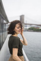 USA, New York City, junge Frau auf einem Ausflugsboot an einem windigen Tag - GIOF000608