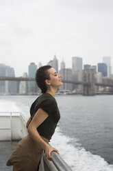 USA, New York City, junge Frau auf einem Ausflugsboot an einem windigen Tag - GIOF000614