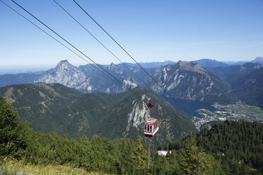 Österreich, Salzkammergut, Feuerkogelseilbahn, Blick auf Traunsee und Traunstein - WWF003885