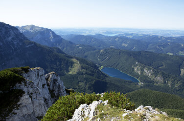 Austria, Salzkammergut, Eben lake, Feuerkogel, View of Langbathsee lake, Hoellen mountains - WWF003887