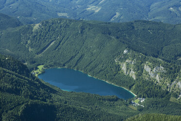 Österreich, Salzkammergut, Blick auf den Langbader See, Höllengebirge - WWF003888