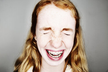 Porträt eines lachenden Mädchens mit Zahnspange - JATF000798