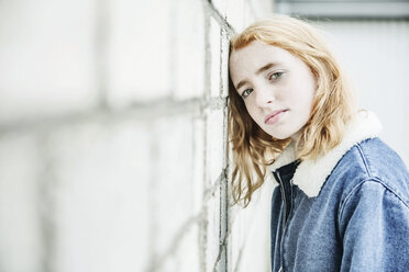 Portrait of girl leaning her head against a wall - JATF000801