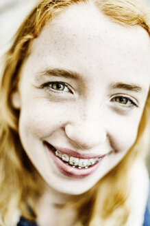 Porträt eines lächelnden Mädchens mit Zahnspange - JATF000805