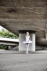 Mädchen im Tutu unter einer Brücke stehend - JATF000807