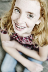 Porträt eines lächelnden Mädchens mit Zahnspange, das in die Kamera blickt - JATF000809