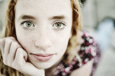 Porträt eines träumenden Mädchens mit grünen Augen - JATF000810