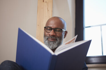 Porträt eines Mannes, der ein Buch liest - RHF001153