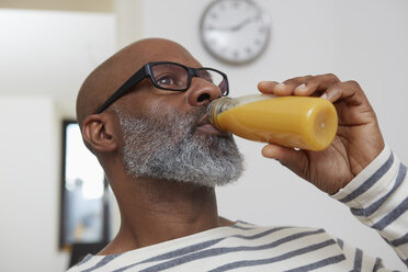 Man drinking smoothie - RHF001202