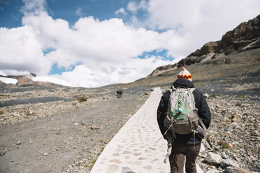 Peru, Mann mit Rucksack beim Wandern in der Cordillera Blanca - GEMF000582