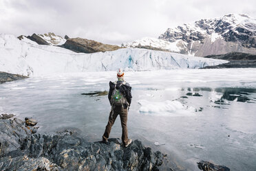 Peru, Mann mit Rucksack bewundert den Pastoruri-Gletscher - GEMF000583