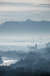 Deutschland, Bayern, Blick auf Tittmoning mit der Salzach im Vordergund - HAMF000120