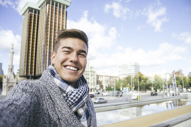 Junger schöner Mann lächelnd nehmen ein Selfie Foto in Madrid - ABZF000178