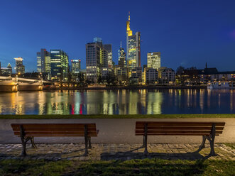 Deutschland, Frankfurt, Blick auf die Skyline vom Schaumainkai bei Dämmerung - AM004616