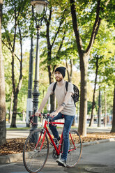 Junger Mann mit Rennrad auf Radweg in Wien, Dr.-Karl-Renner-Ring - AIF000138