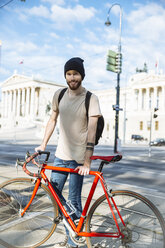 Junger Mann mit Rennrad in Wien, vor dem Parlamentsgebäude, Dr.-Karl-Renner-Ring - AIF000141