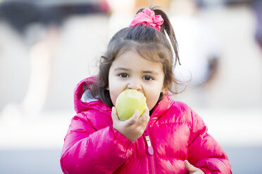 Porträt eines kleinen Mädchens, das einen Apfel isst - ERLF000098