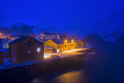 Norwegen, Lofoten, Nusfjord, Hafen bei Nacht, lizenzfreies Stockfoto