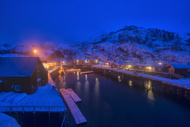 Norwegen, Lofoten, Nusfjord, Hafen bei Nacht - LOMF000172