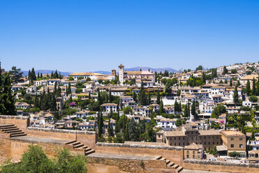 Spanien, Andalusien, Granada, Blick vom Alhambra-Palast auf Albayzin - AMF004620