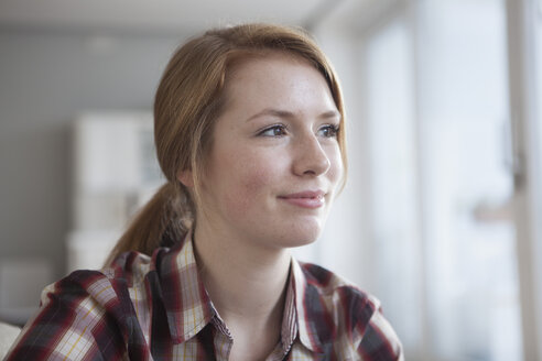 Porträt einer lächelnden jungen Frau - RBF003890