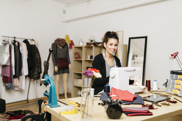 Junge Modedesignerin bei der Arbeit in ihrem Atelier - JRFF000267