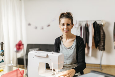 Junge Modedesignerin bei der Arbeit in ihrem Atelier - JRFF000268