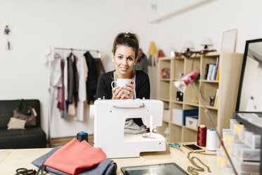 Junge Modedesignerin bei der Arbeit in ihrem Atelier - JRFF000269