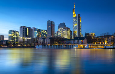 Deutschland, Hessen, Frankfurt, Blick vom Schaumainkai, Skyline mit Bankgebäuden am Abend - AMF004624