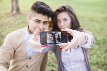Junges Paar macht ein Selfie mit Smartphone im Park - ALBF000009