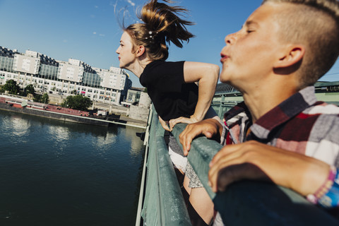 Österreich, Wien, zwei Teenager spucken von einer Brücke, lizenzfreies Stockfoto