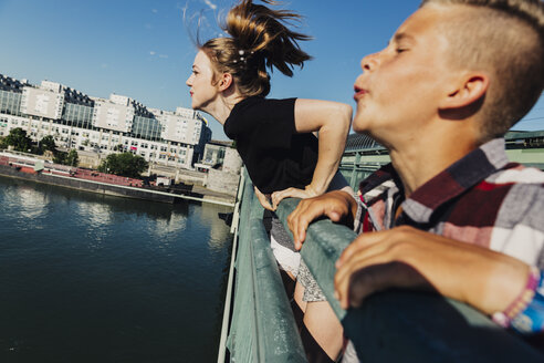 Österreich, Wien, zwei Teenager spucken von einer Brücke - AIF000143