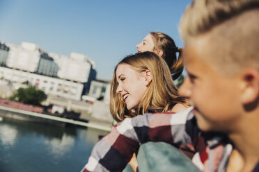 Österreich, Wien, drei glückliche Teenager auf einer Brücke - AIF000144