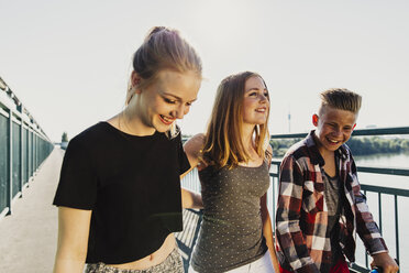 Austria, Vienna, three smiling teenagers on a bridge - AIF000145