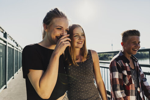 Österreich, Wien, drei glückliche Teenager auf einer Brücke - AIF000146