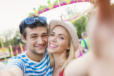 Glückliches Paar auf dem Jahrmarkt, das ein Selfie macht - HAPF000099