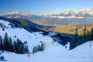 Österreich, Bundesland Salzburg, Maria Alm am Hochkönig, alpine Landschaft im Winter, Skiauffahrt und Schneekanonen - HAMF000122