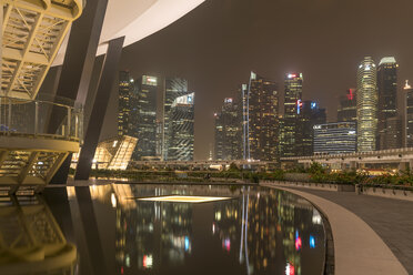 Singapur, ArtScience Museum und Skyline bei Nacht - PCF000222