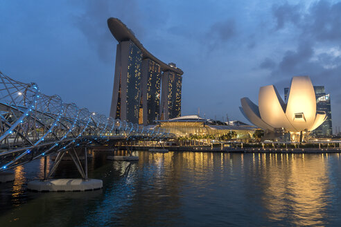 Singapur, Marina Bay, Marina Bay Sands Hotel, ArtScience Museum am Abend - PCF000223