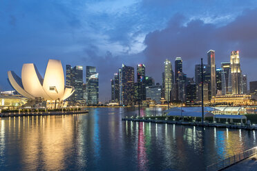 Singapur, Marina Bay, Skyline und ArtScience Museum am Abend - PCF000224