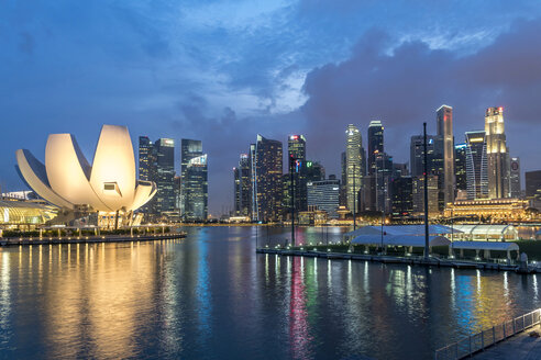 Singapore, Marina Bay, Skyline and ArtScience Museum in the evening - PCF000224