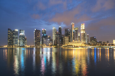 Singapur, Skyline am Abend - PCF000225